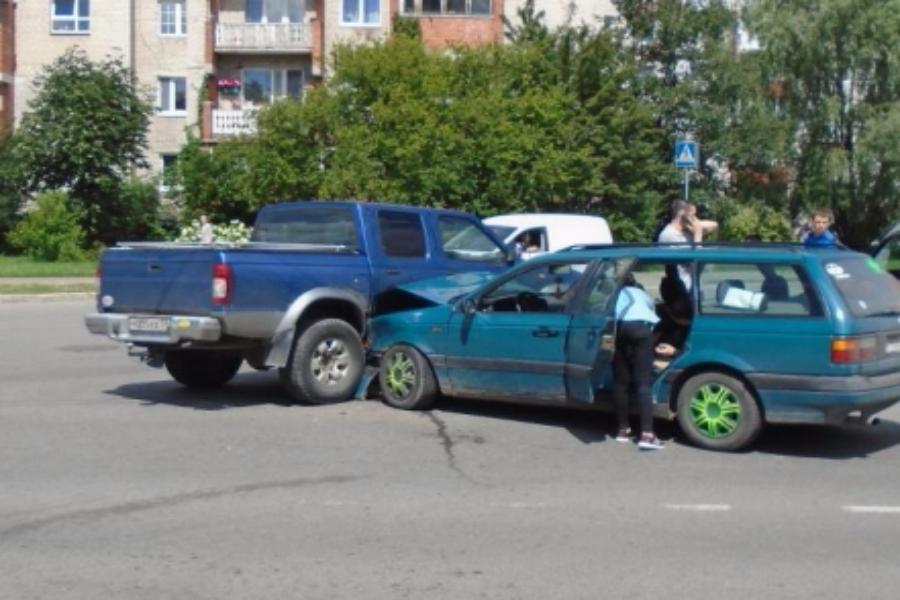 На ул. Лесной столкнулись «Ниссан» и «Фольксваген», пострадала девушка (фото)