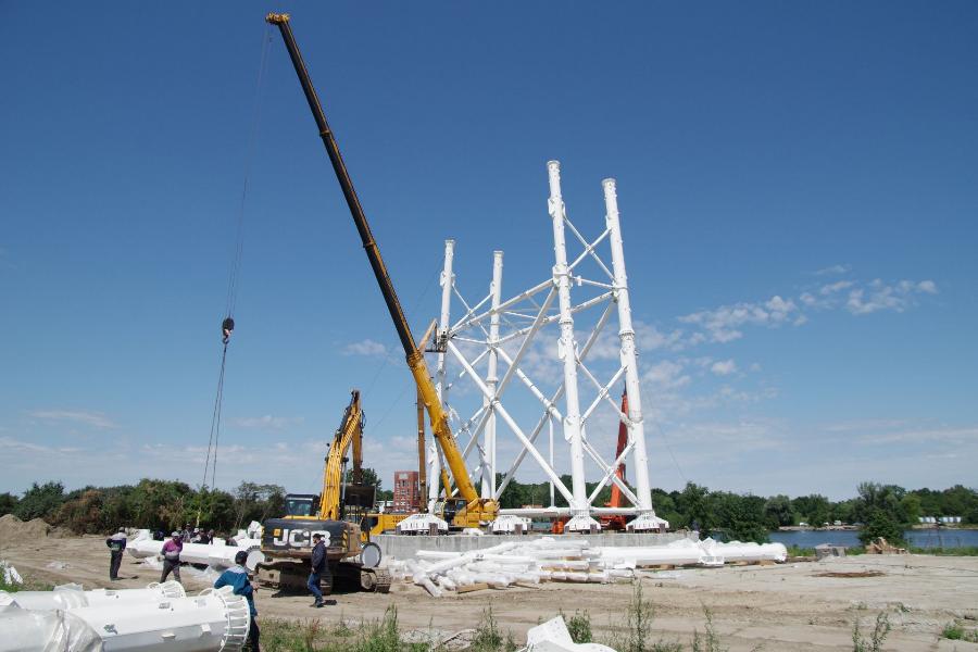 В Калининграде устанавливают самые высокие в стране стилизованные опоры ЛЭП