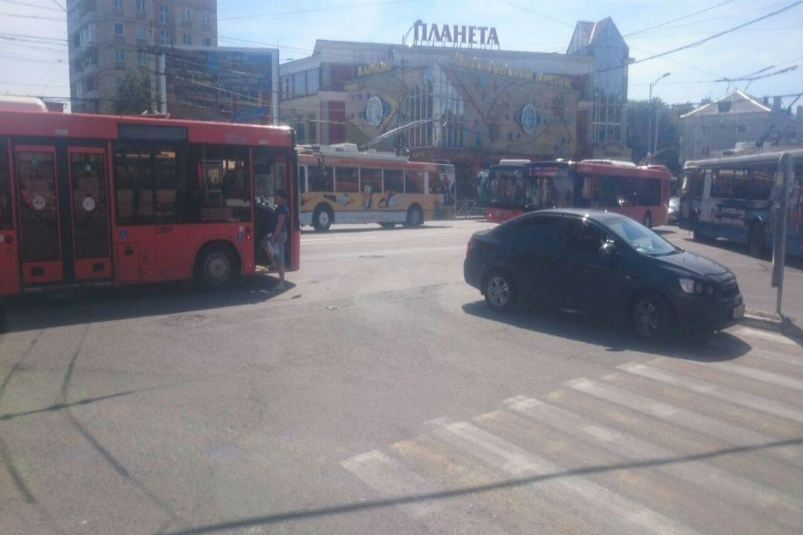 На Черняховского столкнулись автобус и легковое авто (фото)
