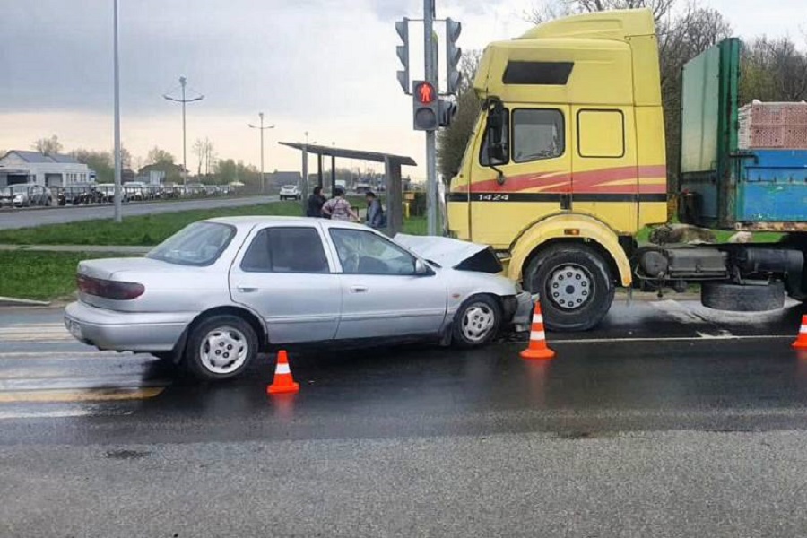 Наезд на бордюр: в ГИБДД уточнили подробности ДТП с грузовиком и «Киа» под Зеленоградском (фото)