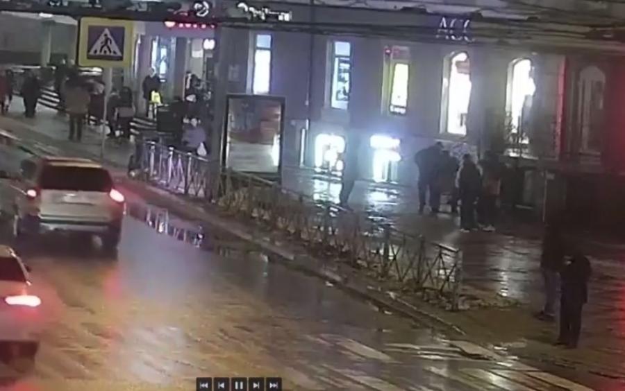 Не простояла 7 часов: в центре Калининграда неизвестные мужчины унесли скамейку (видео)