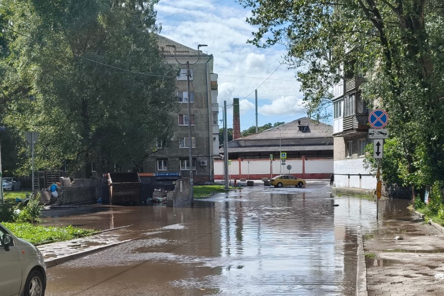 «Великая лужа»: благоустроенную в рамках ремонта Галицкого часть ул. Диккенса затопило