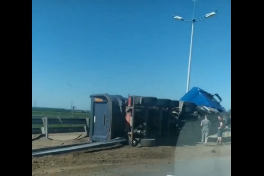 На Приморском кольце грузовик снес разделительное ограждение и опрокинулся (видео)