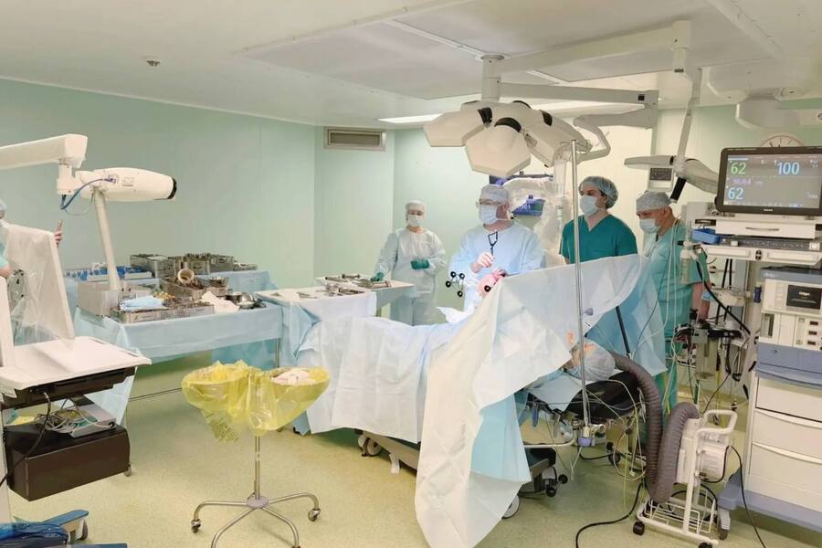 Минздрав: в кардиоцентре умные роботы начали помогать врачам протезировать суставы