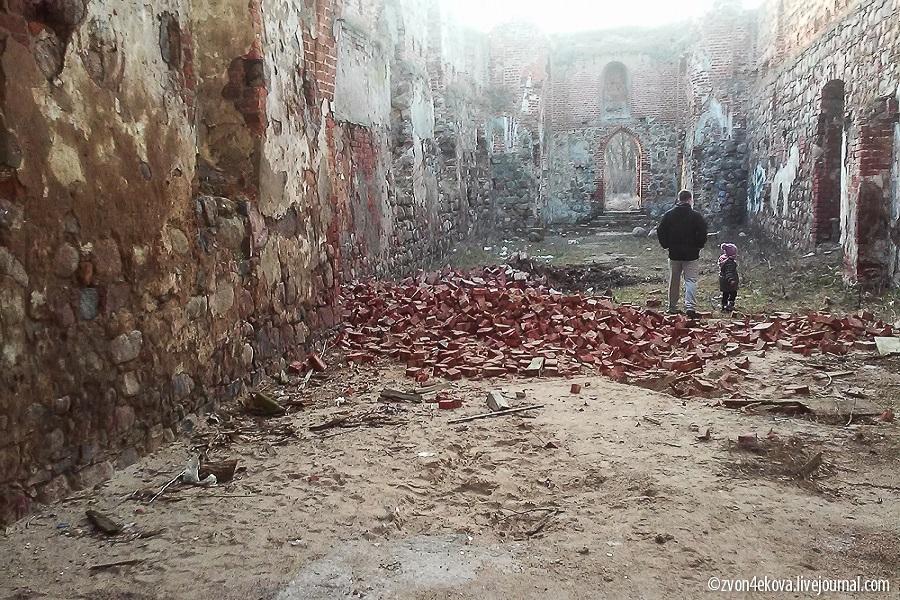 Очевидцы: под Зеленоградском начала обрушаться кирха с уникальными фресками (фото)