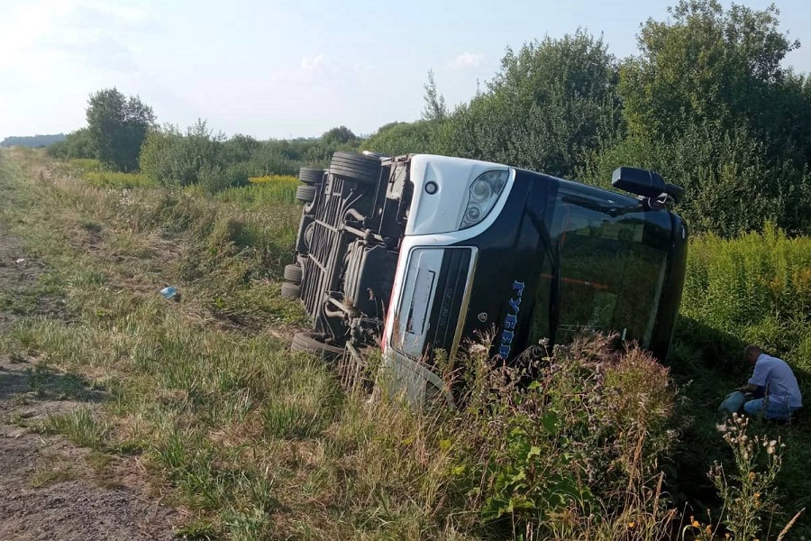 Прокуратура: в перевернувшемся под Гвардейском автобусе находились 48 пассажиров