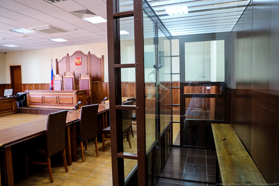 Жителя Правдинска судят за нападение на полицейского, приехавшего защитить его бабушку