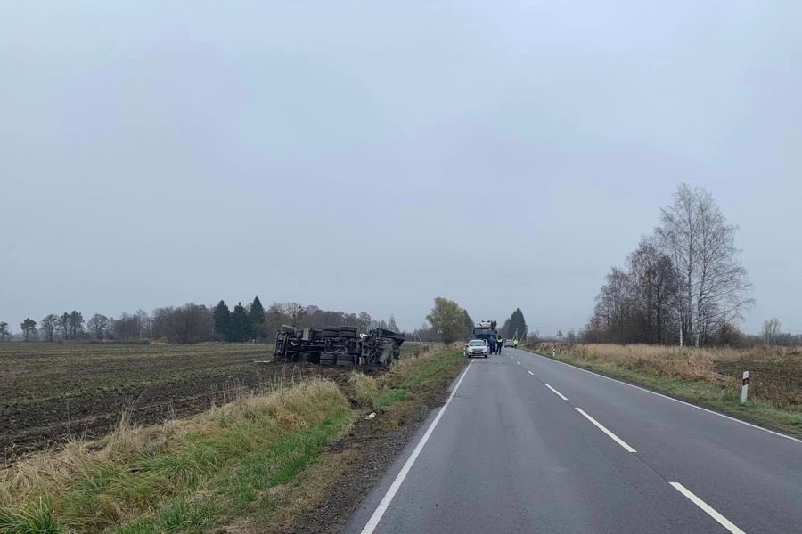 В ГИБДД подтвердили смерть водителя автобетоносмесителя, опрокинувшегося в Полесском районе