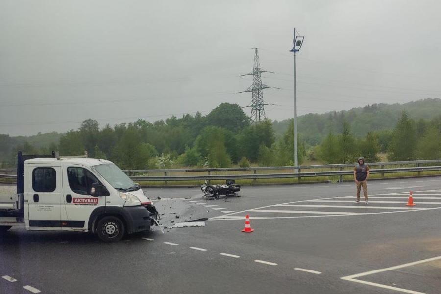 На съезде с Приморского кольца погиб мотоциклист