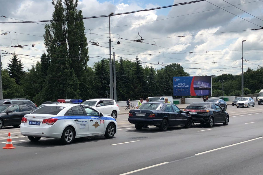 На эстакадном мосту «Мерседес» врезался в «Хонду» (фото)