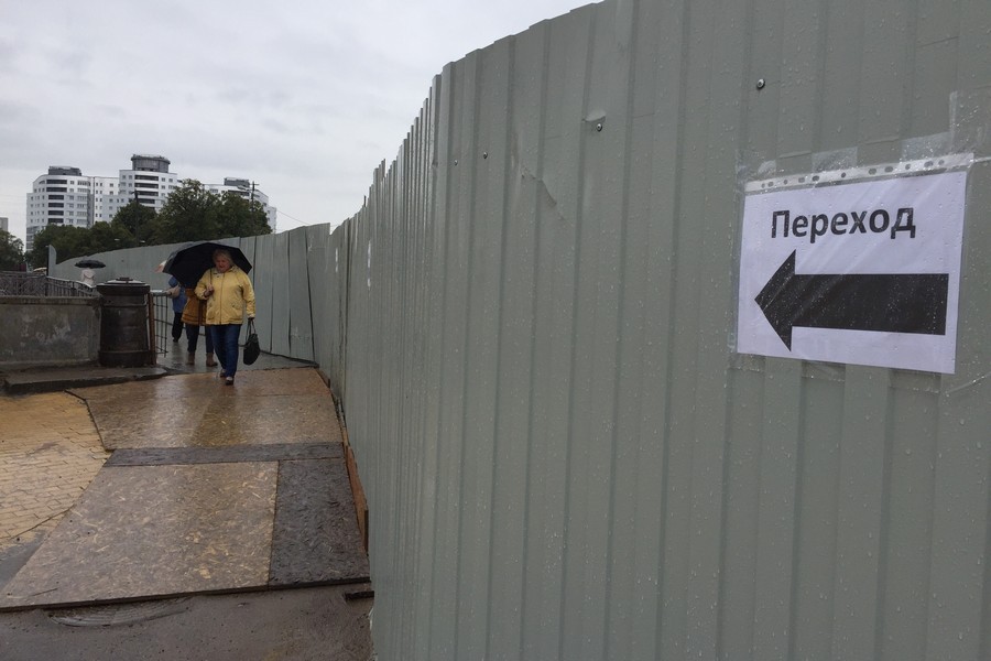 Власти решили укладывать у Деревянного моста «некондиционные» трамвайные рельсы