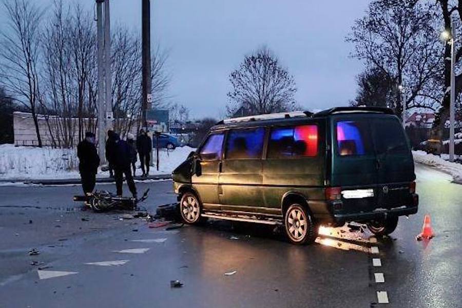 В Железнодорожном микроавтобус сбил мотоциклиста, он попал в больницу (фото)