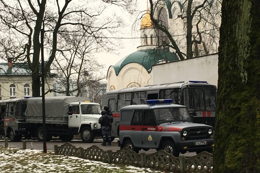 В центр Калининграда стянуты силовики (фото)