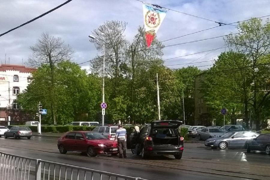 В центре Калининграда столкнулись два авто, движение затруднено (фото)