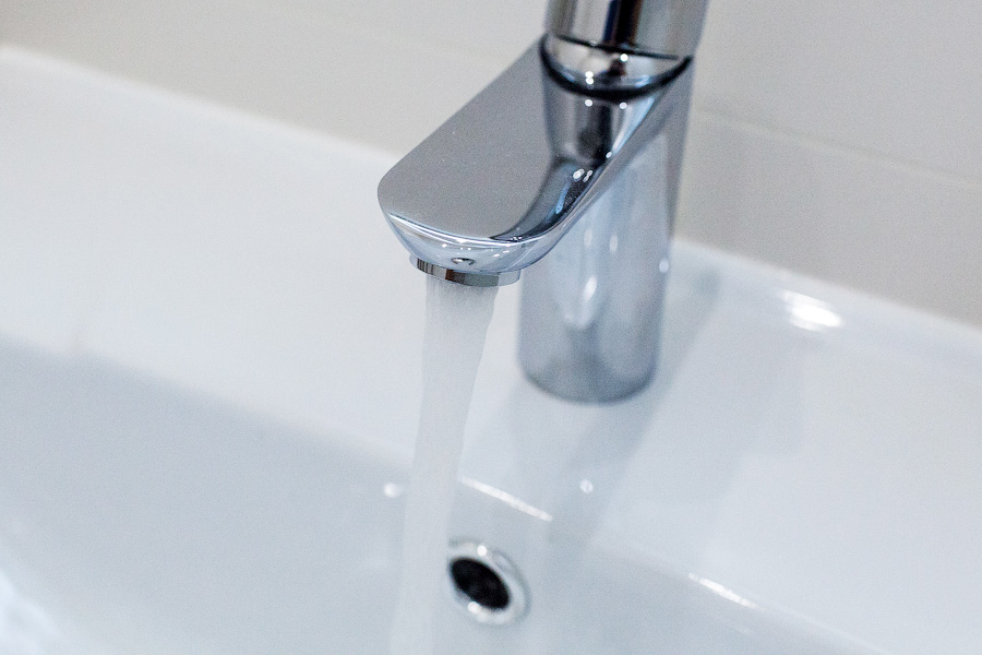 Роспотребнадзор обнаружил микробиологическое загрязнение воды в трубопроводах Озерска и Правдинска