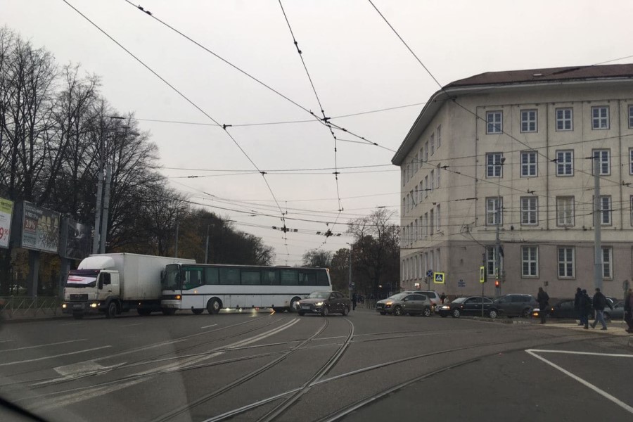 Вечером в пятницу площадь Победы и окрестности «встали» из-за двух ДТП