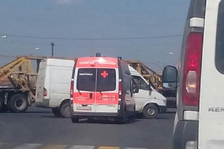 На Окружной столкнулись микроавтобус и «скорая», движение затруднено (фото)