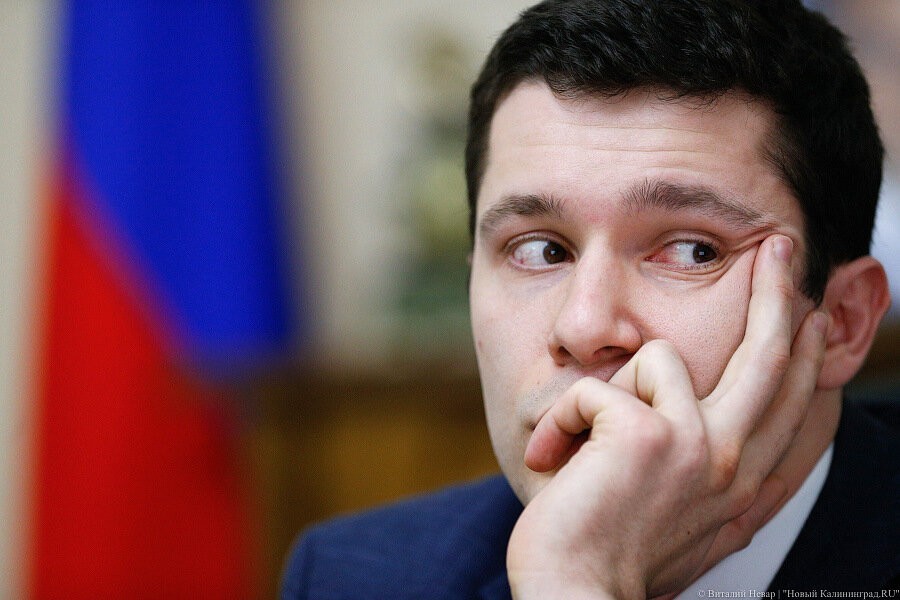 Медведев в шутку посоветовал Алиханову сменить карьеру