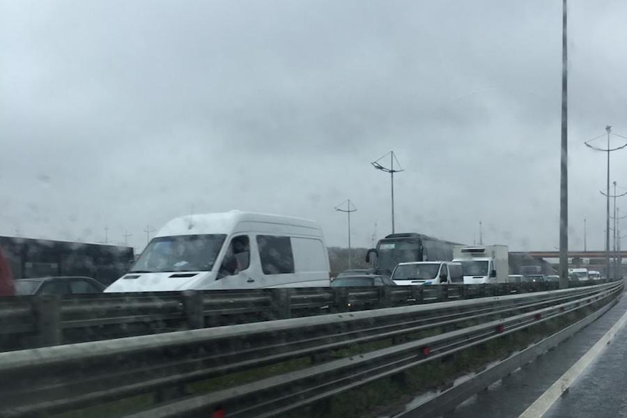 Очевидцы: из-за стоп-контроля образовалась пробка на въезд в город (фото)