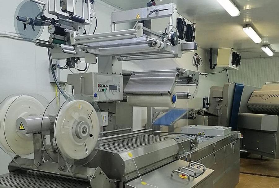 В Калининграде приставы арестовали машину для упаковывания колбасы  