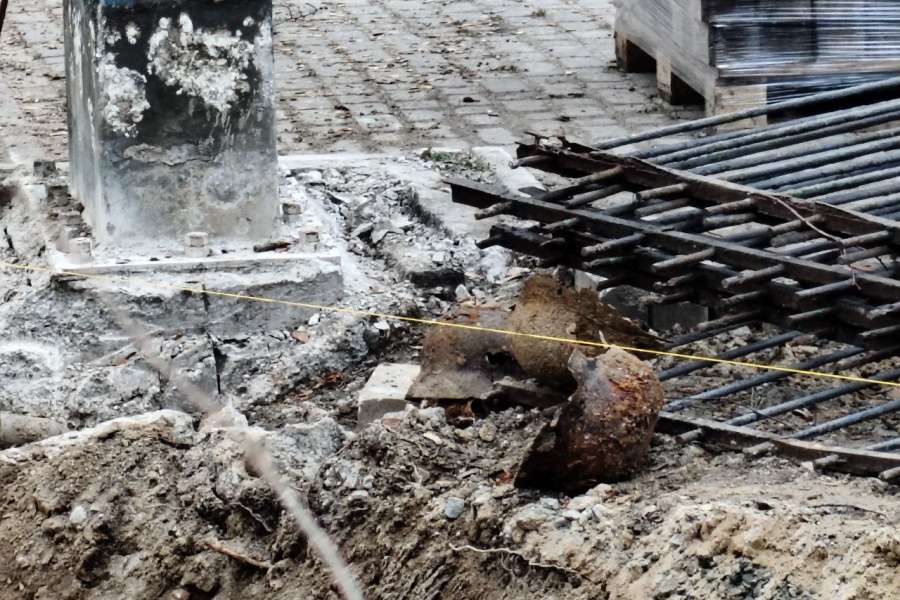 Во время работ в парке Гагарина обнаружили воронку с немецкими касками (фото)