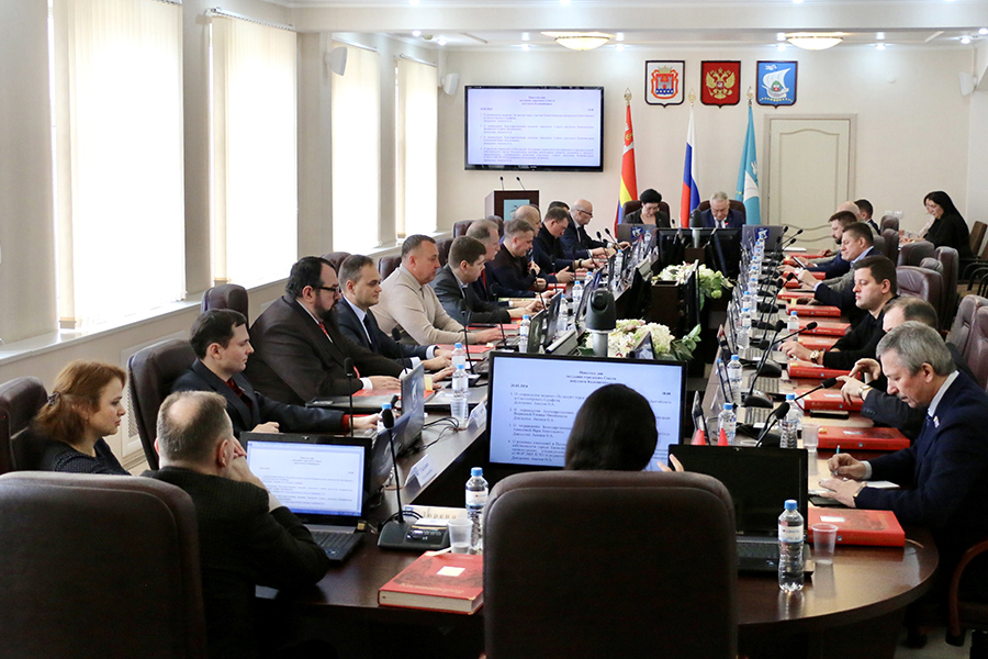 Горсовет ограничил возраст и количество помощников депутата