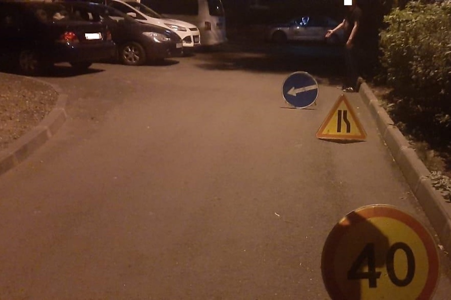 В Калининграде неизвестная женщина сбила пешехода, когда парковалась