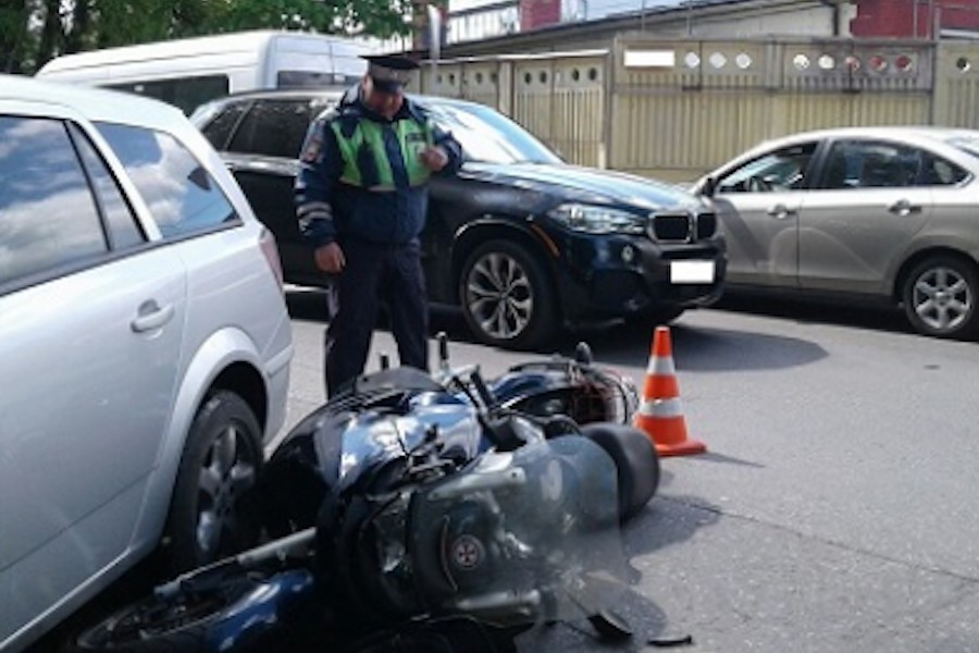 На Литовском валу «Опель» сбил мотоциклиста, он получил легкие травмы (фото)