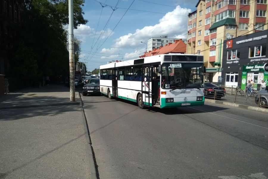 Автобус перекрыл улицу Горького из-за столкновения с «БМВ» (фото)