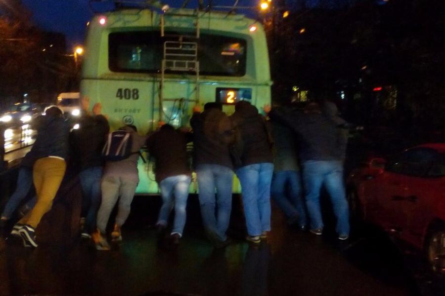 На Моспроспекте калининградцам пришлось толкать троллейбус (фото)