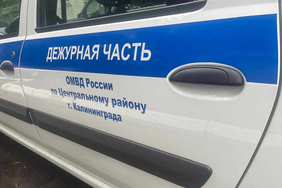 В Калининграде ребёнок вылез в окно квартиры на третьем этаже