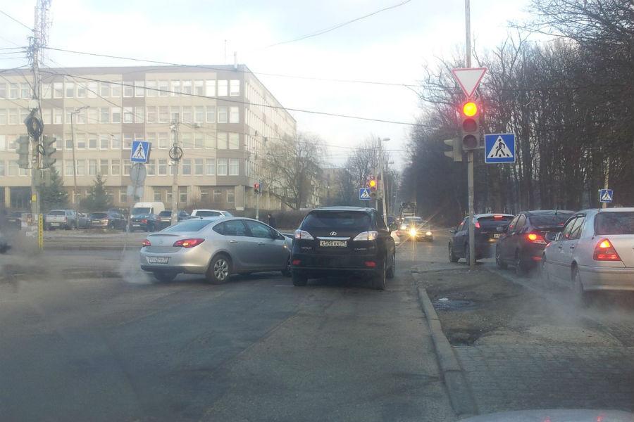 На перекрестке Бассейной и проспекта Мира столкнулись два авто (фото)