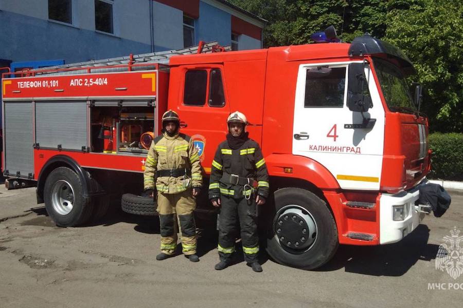 В Калининграде годовалый мальчик баловался и случайно заперся в салоне машины