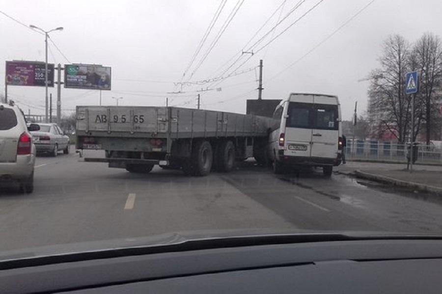 На Моспроспекте столкнулись грузовик и маршрутка, заблокировав две полосы (фото)