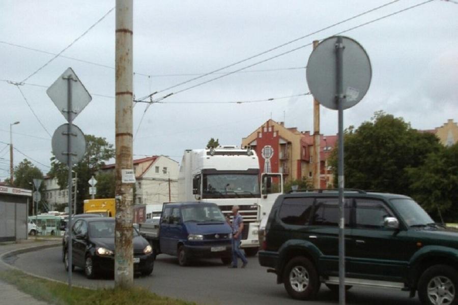 В Калининграде столкнулись фура и иномарка, образовалась пробка (фото)