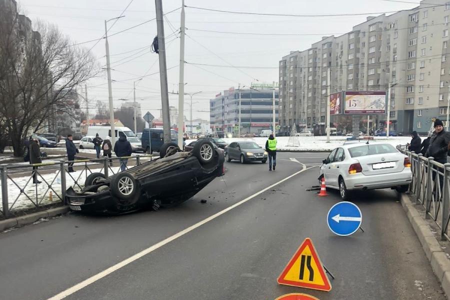 На Сельме в результате ДТП перевернулась «Тойота» (фото)