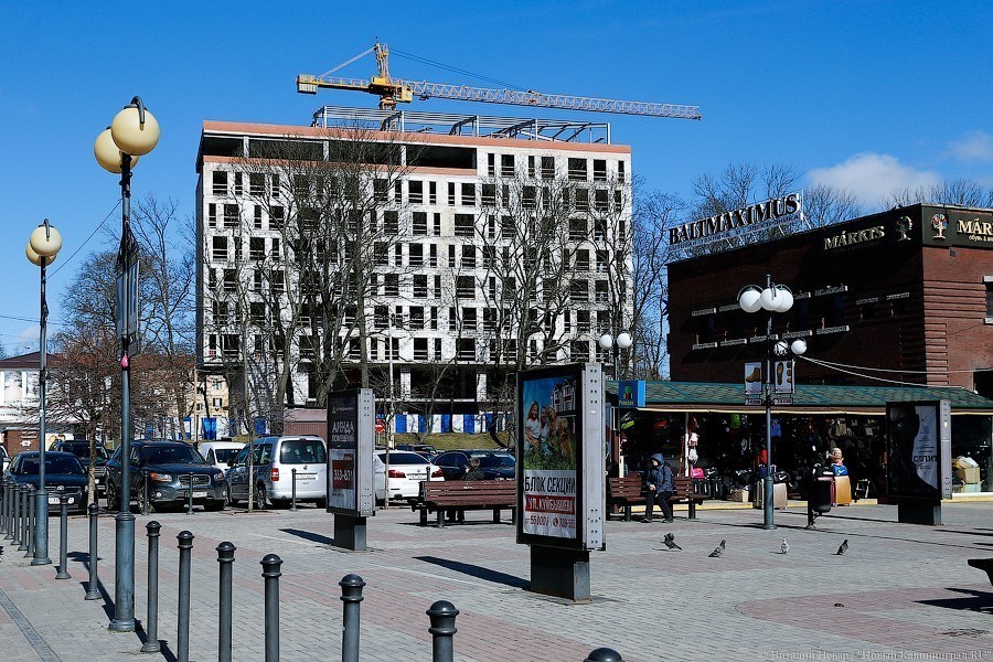 В недостроенной гостинице в сквере на улице Горького снова начались работы