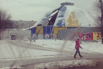 На Острове начали разбирать цирк-шапито «Янтарь»