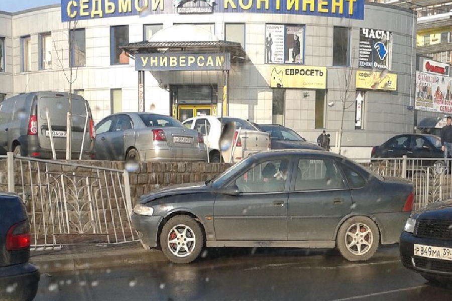 На ул. 9 Апреля легковушка врезалась в металлическое ограждение (фото)