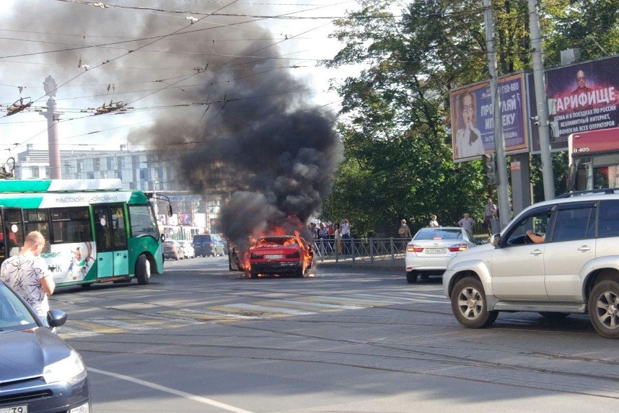 В центре Калининграда на ходу загорелся автомобиль (фото)
