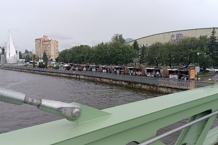 На набережной на ул. Виктора Гюго проходит выставка ремесленников «Сделано в Калининграде»