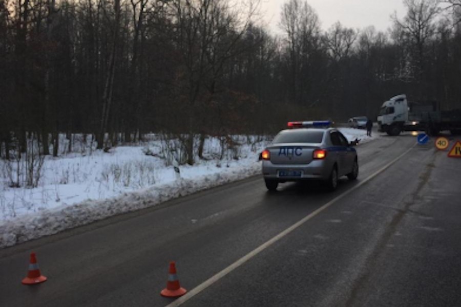 Под Озерском легковое авто столкнулось с большегрузом, пострадала водитель (фото)
