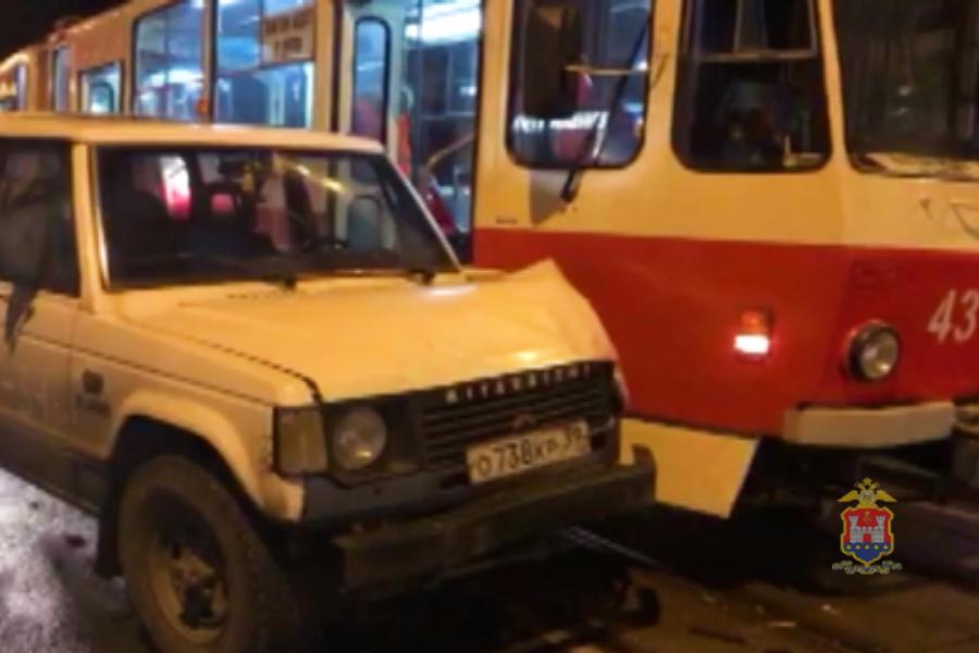 На Советском проспекте внедорожник на скорости врезался в трамвай (видео)