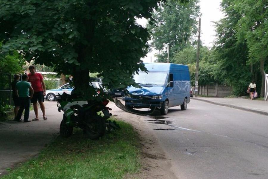 На Аллее Смелых мотоциклист врезался в «Мерседес» (фото)