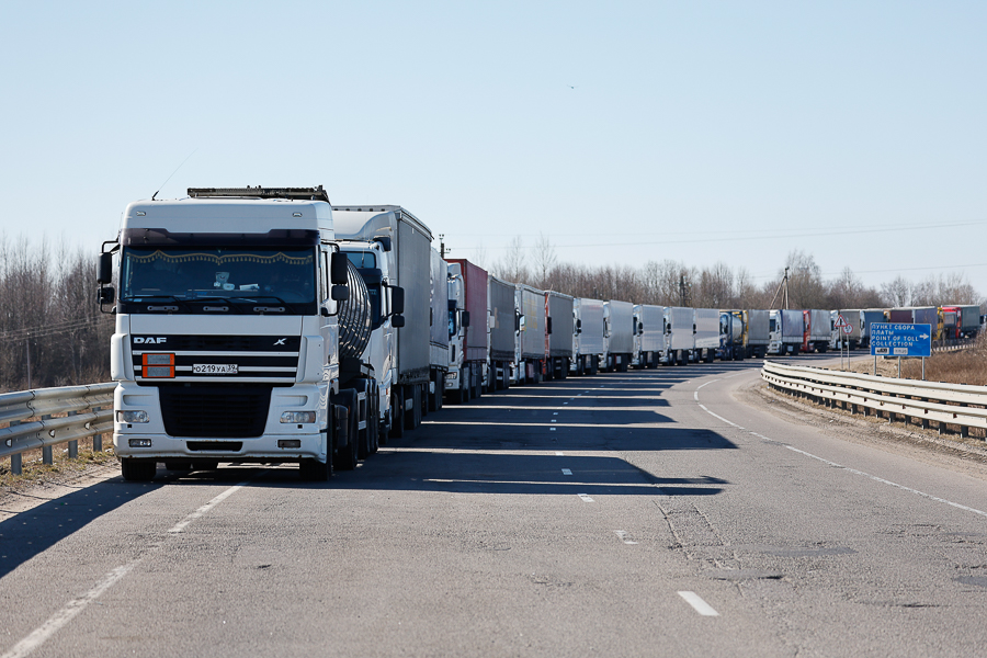 В очереди на погранпереходе в Чернышевском скопилось уже больше трех сотен грузовиков