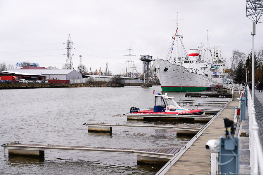 В Калининграде полицейские вытащили из реки тонущую женщину
