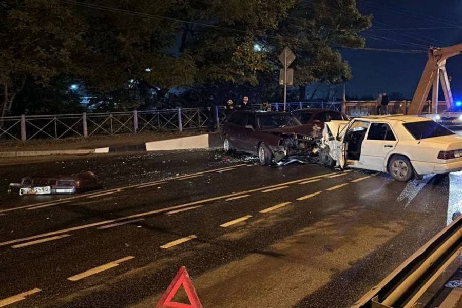 В ночь на воскресенье мост на ул. Киевской оказался перекрыт из-за тройного ДТП (фото) (видео)