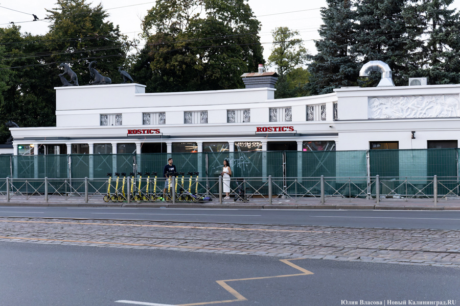 Подрядчик объяснил, почему не снимают строительные леса с Rostic’s у зоопарка