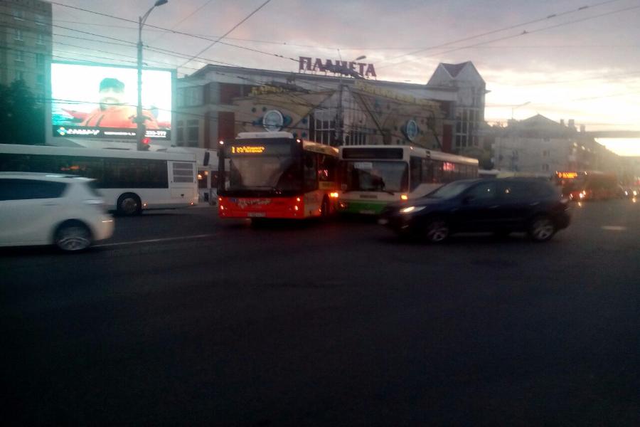 На перекрестке ул.Черняховского и Горького столкнулись два пассажирских автобуса (фото)