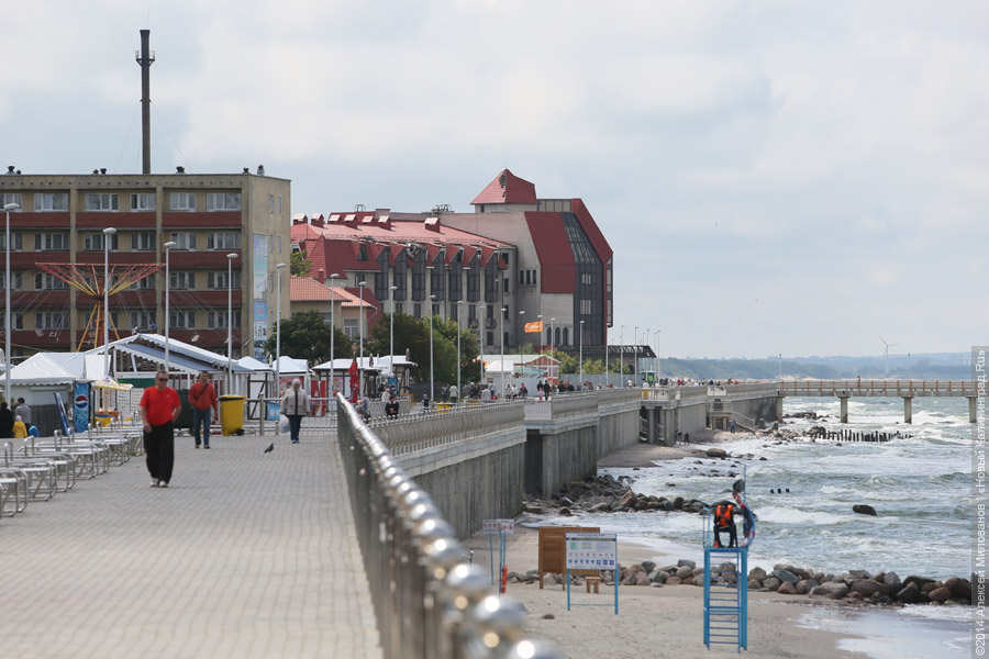 По направлению к морю нельзя: в Зеленоградске пытаются понять, как вернуть качели на променад